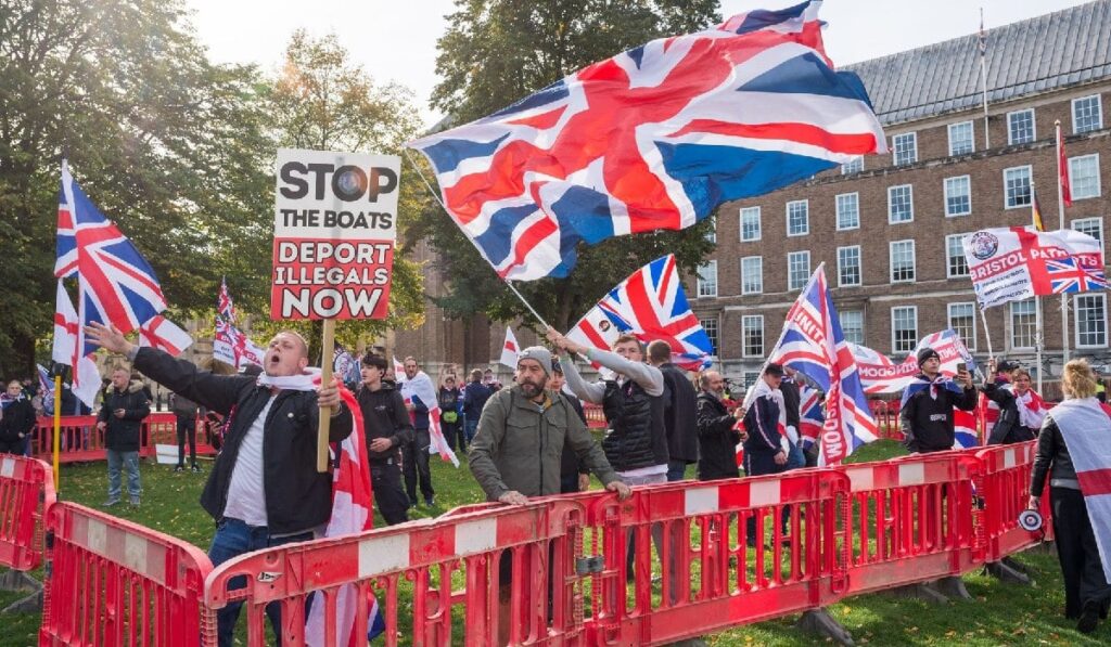 Membrii grupării Bristol Patriots, care protestează împotriva migranților ilegali și a solicitanților de azil - 5 octombrie 2025