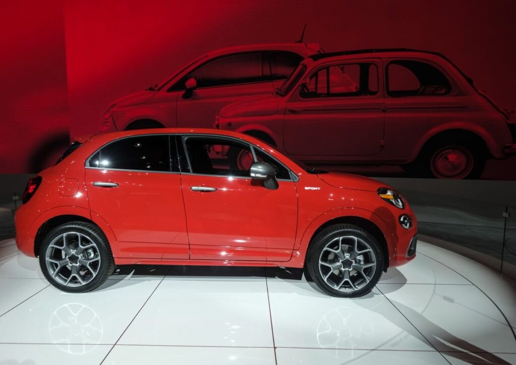 Un Fiat 500X roșu este expus la Salonul Auto de la Los Angeles, noiembrie 2022