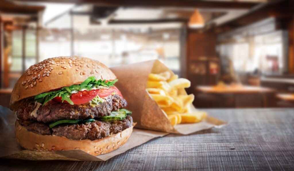 Un hamburger și o porție de cartofi prăjiți