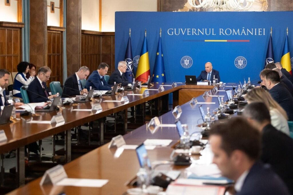 Consilierii „speciali” din echipa lui Bolojan: pensii de 8.000 de lei și salarii de 7.000 de lei, mulți veniți din SRI, MApN și SPP