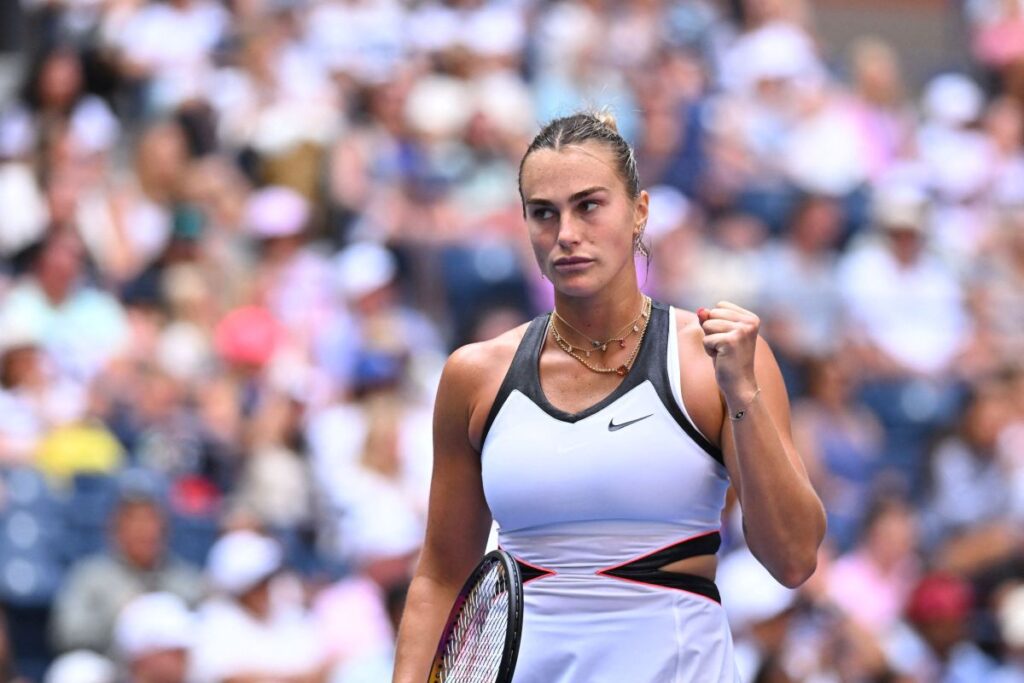 Aryna Sabalenka ridică mâna dreaptă cu pumnul strâns în timpul meciului din prima rundă la US Open 2025