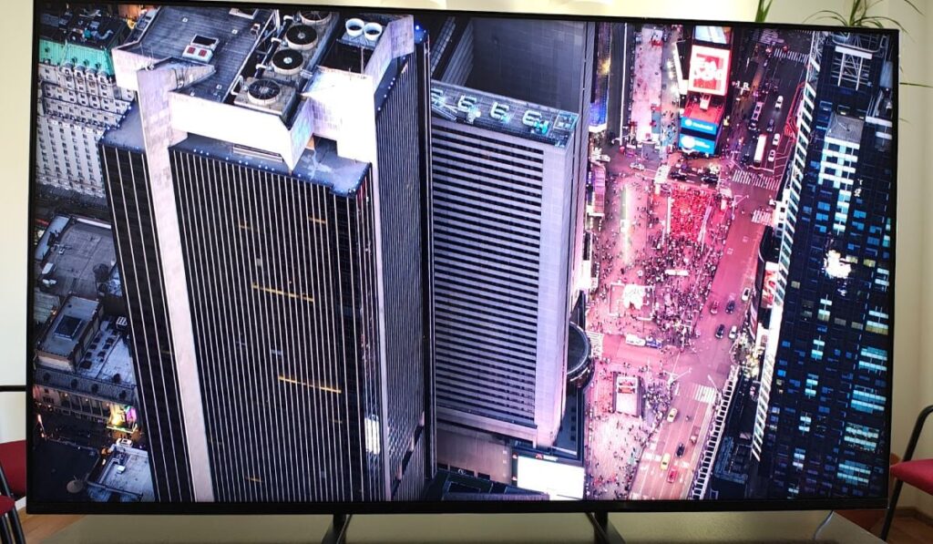 Scenă cu zgârie nori ți străzi aglomerate pe un televizor Sony BRAVIA XR5.