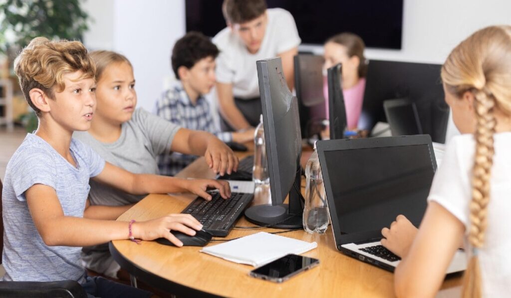 „67”, expresia absurdă care a cucerit internetul. De ce o spun toți adolescenții Lecție de informatică într-o clasă de informatică din școală - o fată și un băiat rezolvă împreună probleme pe computer