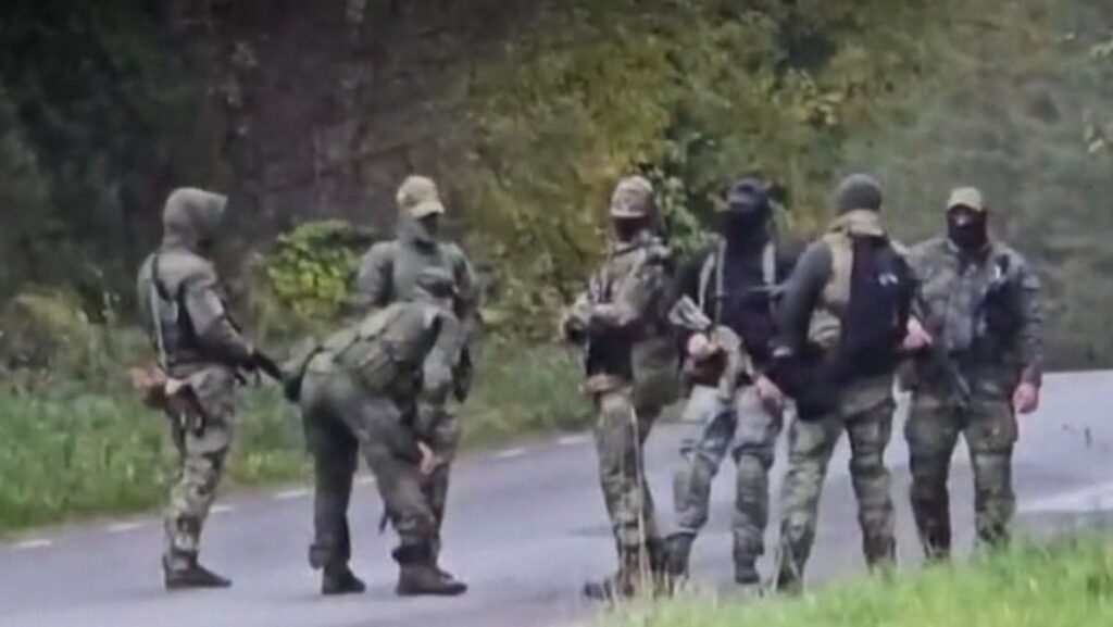 Un grup de ruși înarmați, îmbrăcați în uniforme militare, a fost văzut vineri în apropierea graniței cu Estonia, 10 octombrie 2025