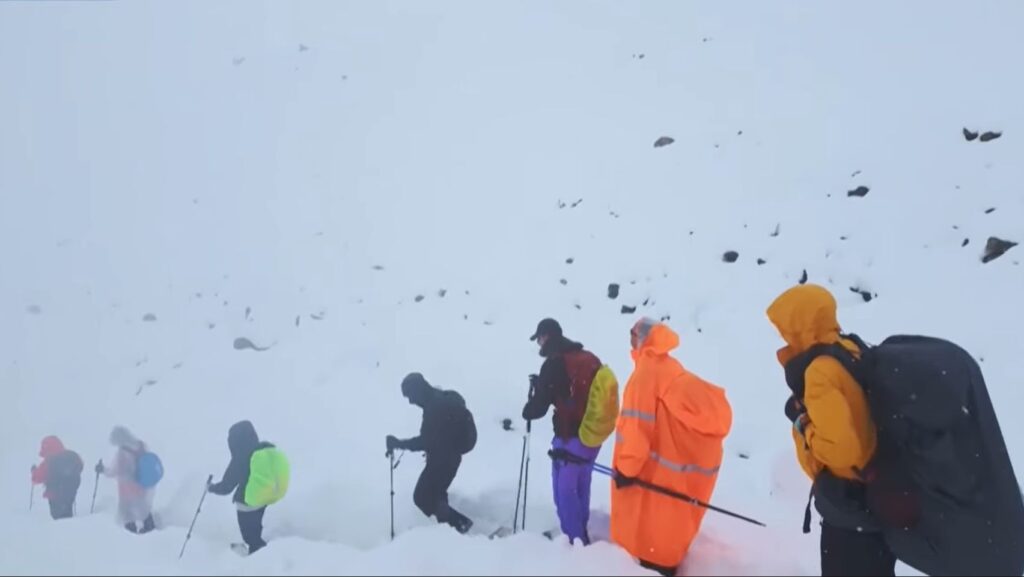 „Când ne-am trezit, zăpada avea un metru grosime”. Sute de turiști, coborâți de pe Everest după o furtună neobișnuită (Video)