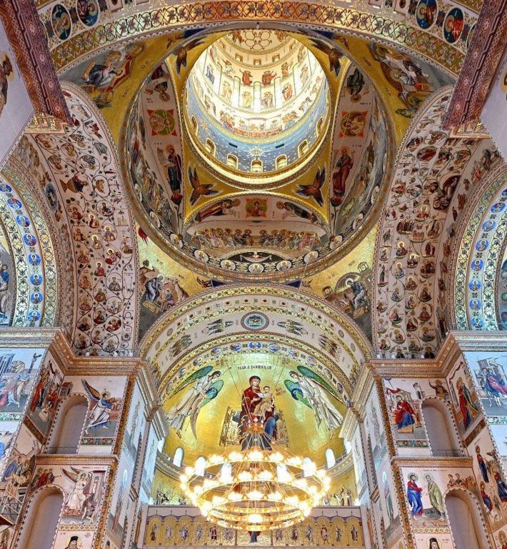 „Ceea ce ne salvează din cenușiul cotidianului este Frumusețea” Frumusețea care salvează lumea / Vasile Bănescu despre sfințirea iconografiei Catedralei: „Ceea ce ne salvează din cenușiul cotidianului este Frumusețea”