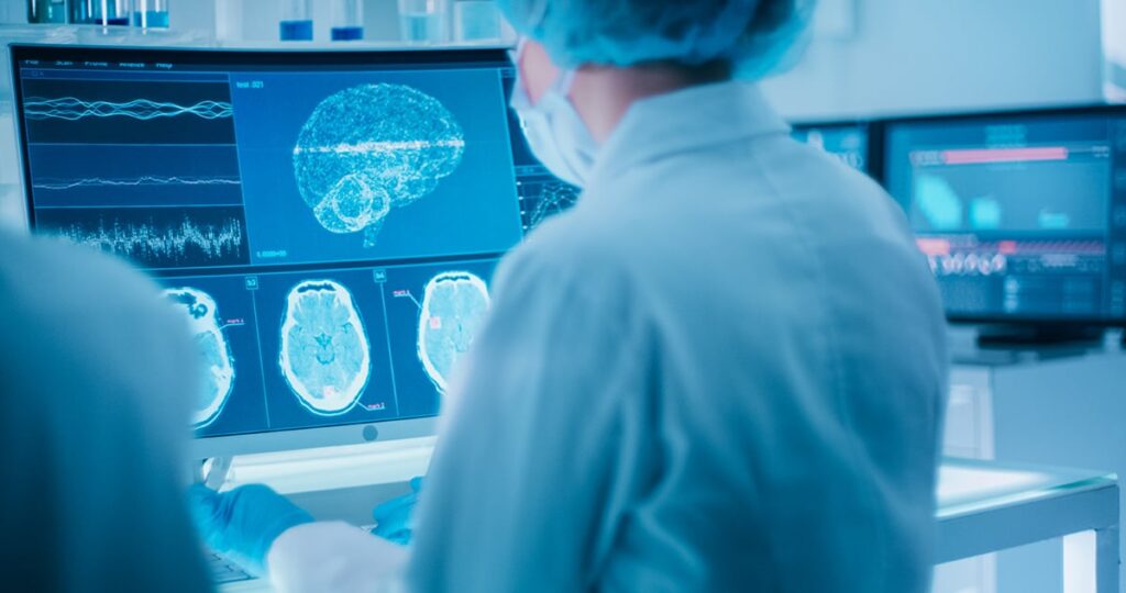Oamenii de știință care studiază modelele de scanare a undelor cerebrale și secvențele ADN.
