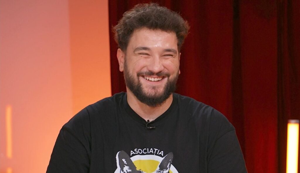Ce studii are Bogdan Drăcea: „Ești cam nimic! Limbaj limitat”. Cum a ajuns să facă stand-up comedy