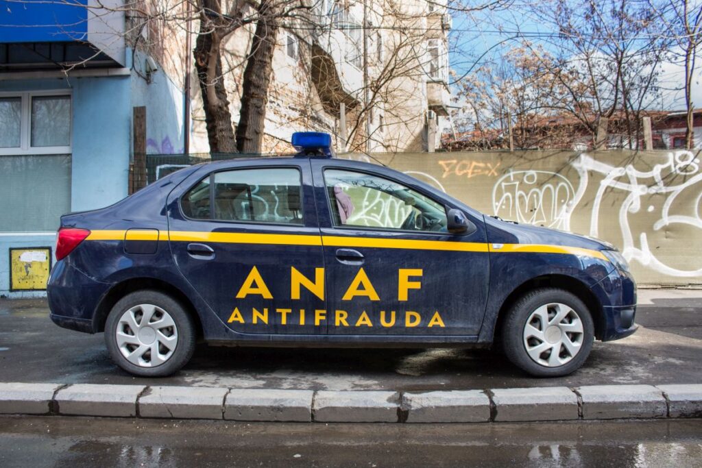 O mașină albastră a ANAF să parcată pe un trotuar din București