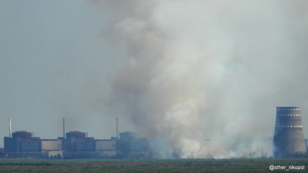 Centrala nucleară din Zaporojie, învăluită de fum. Imagine cu caracter ilustrativ Foto: Profimedia