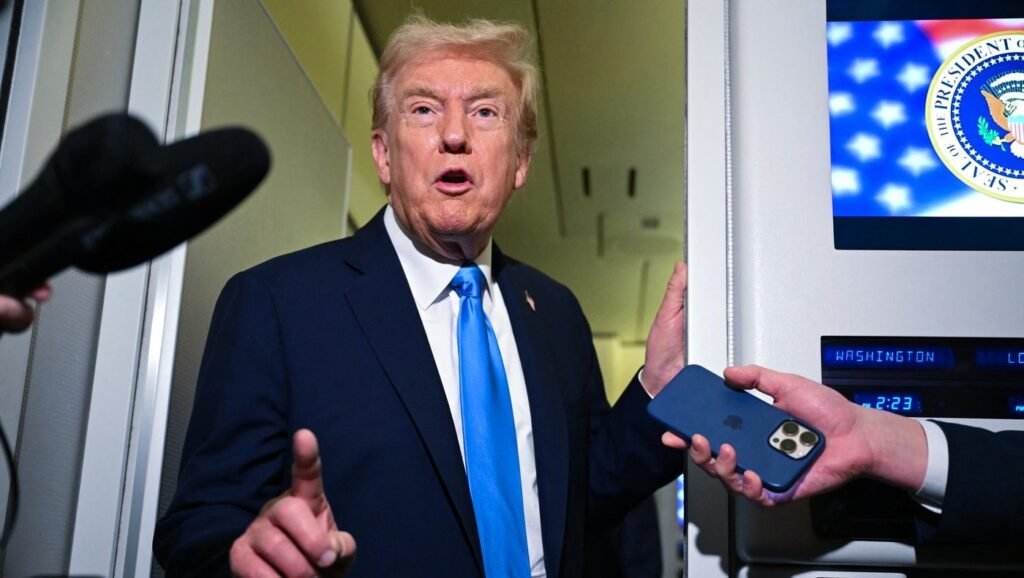 „Nu îmi voi pierde timpul” Donald Trump face declarații pentru jurnaliști în timp ce călătorește spre Asia Foto: Profimedia