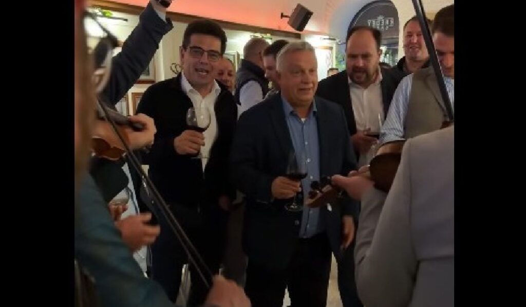 Viktor Orban, cu un pahar în mână, cântă într-un local din Cluj: „Nu plecăm de aici”. Ce a sărbătorit premierul maghiar