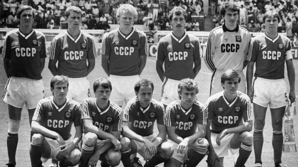 Echipa Uniunii Sovietice înainte de începerea meciului de la Cupa Mondială de fotbal dintre URSS și Franța la Leon, Mexic, pe 6 iunie 1986