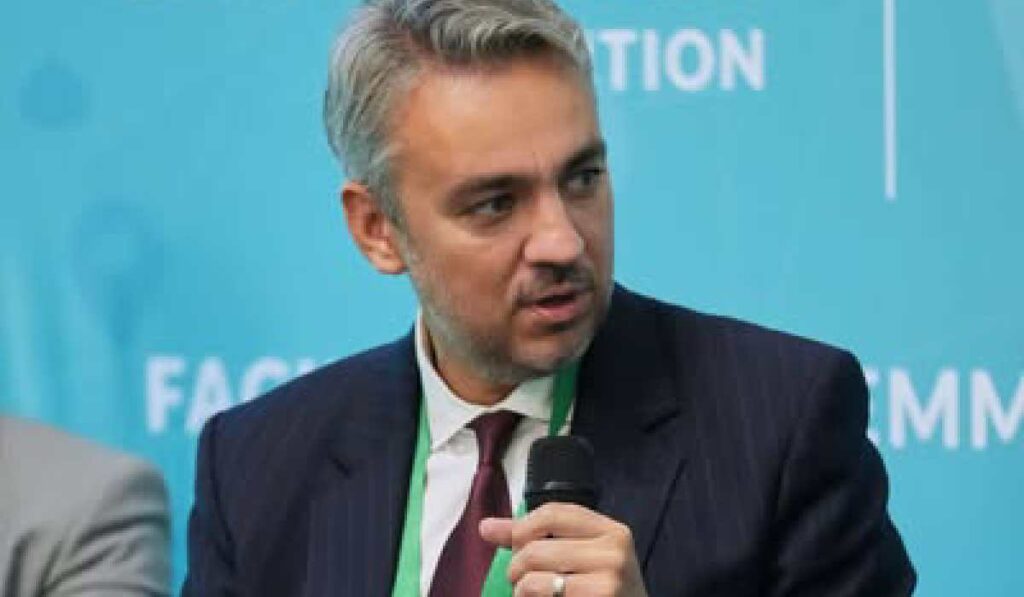 George Niculescu, președintele ANRE, în timpul unei dezbateri