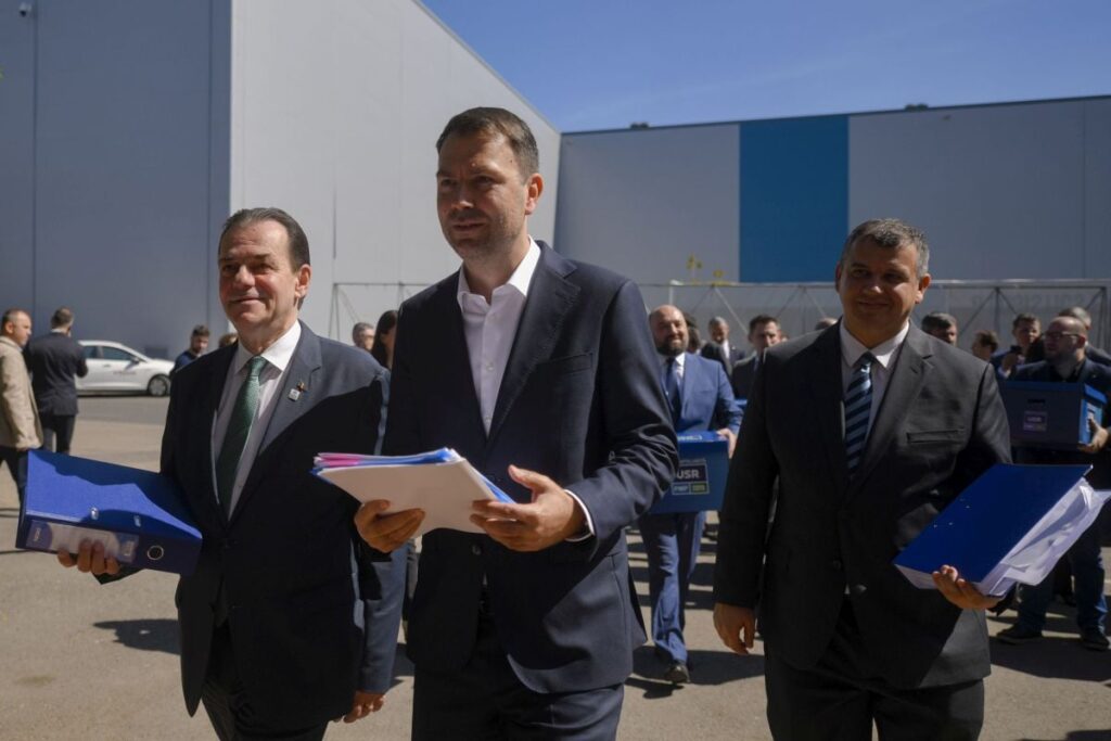 Ludovic Orban, Catalin Drula si Eugen Tomac, depun semnaturile pentru alegerile europarlamentare, la sediul Biroului Electoral Central, in Bucuresti, luni, 8 aprilie 2024.
