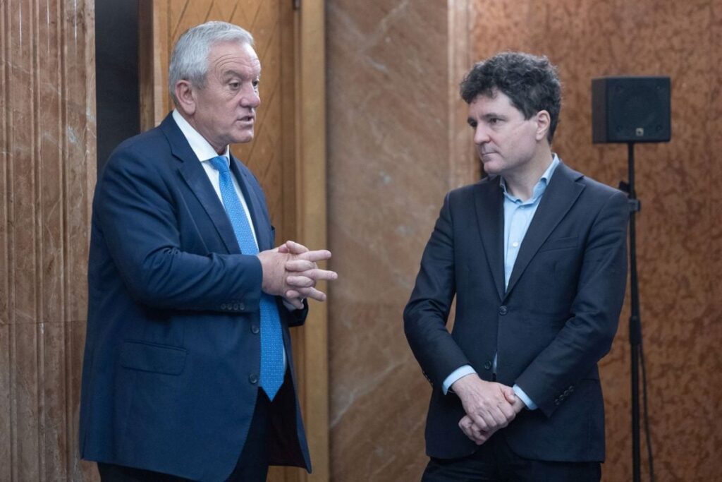 Constantin Toma discută cu Nicușor Dan, in timpul ceremoniei de semnare a unor contracte finantate prin componenta Valul Renovarii din Planul National de Redresare si Rezilienta, la Palatul Victoria din București, luni, 7 noiembrie 2022.
