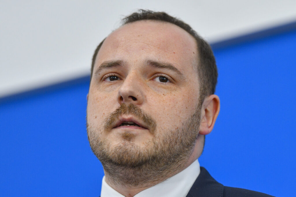 „Renunţaţi la verighetă sau plecaţi din ATI!” „Renunţaţi la verighetă sau plecaţi din ATI!”
