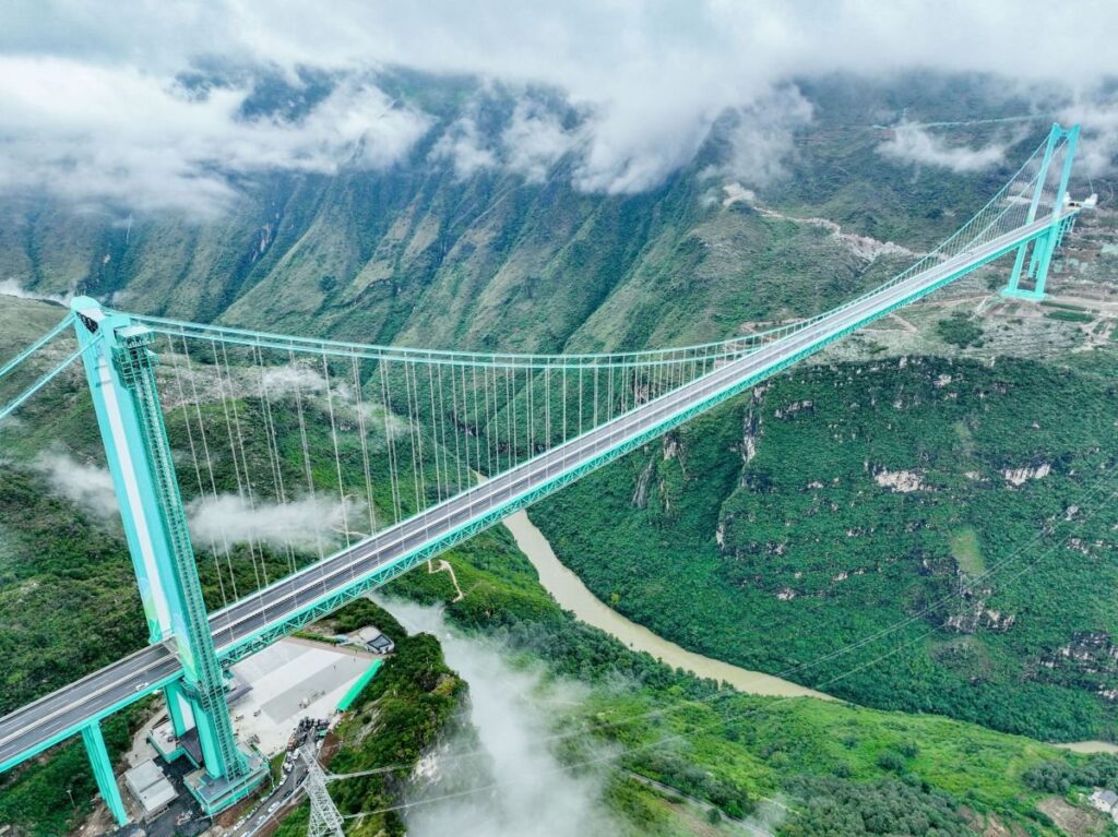 Imagine aeriană cu Podul Huajiang Marele Canion din China, septembrie 2025