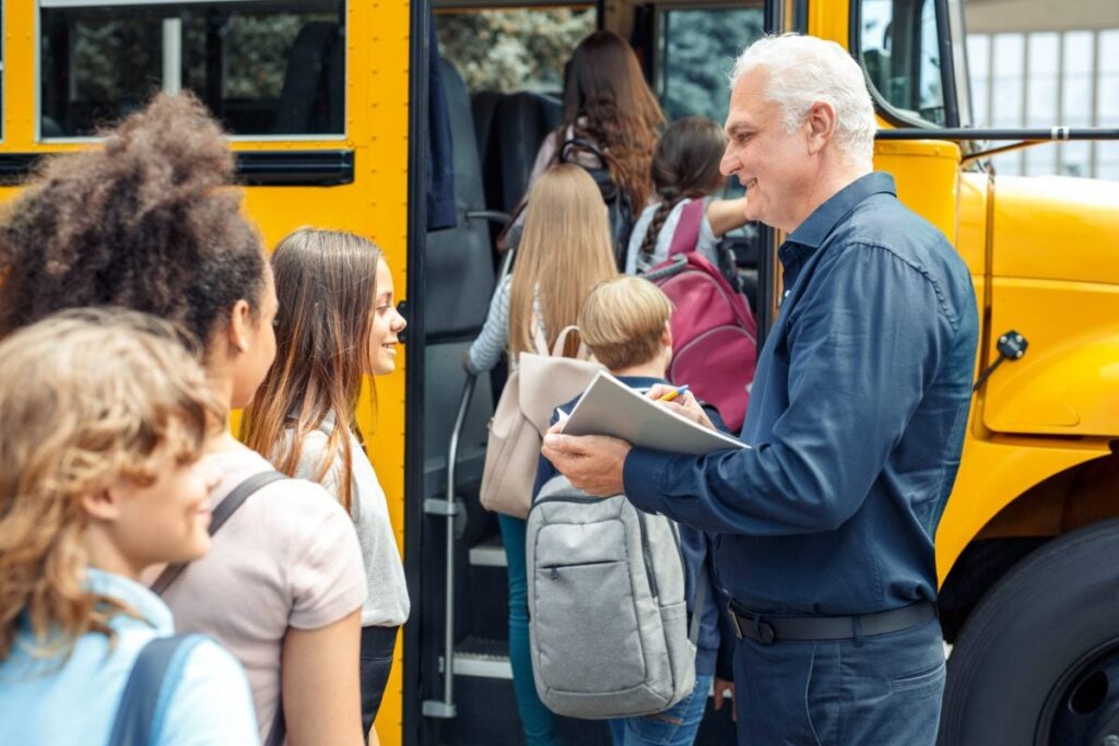 „Școala Altfel”, industria turismului ilegal pe linie de partid. Un avocat explică ce interese se ascund în spatele excursiilor plătite de părinți Elevi care pleaca in excursie