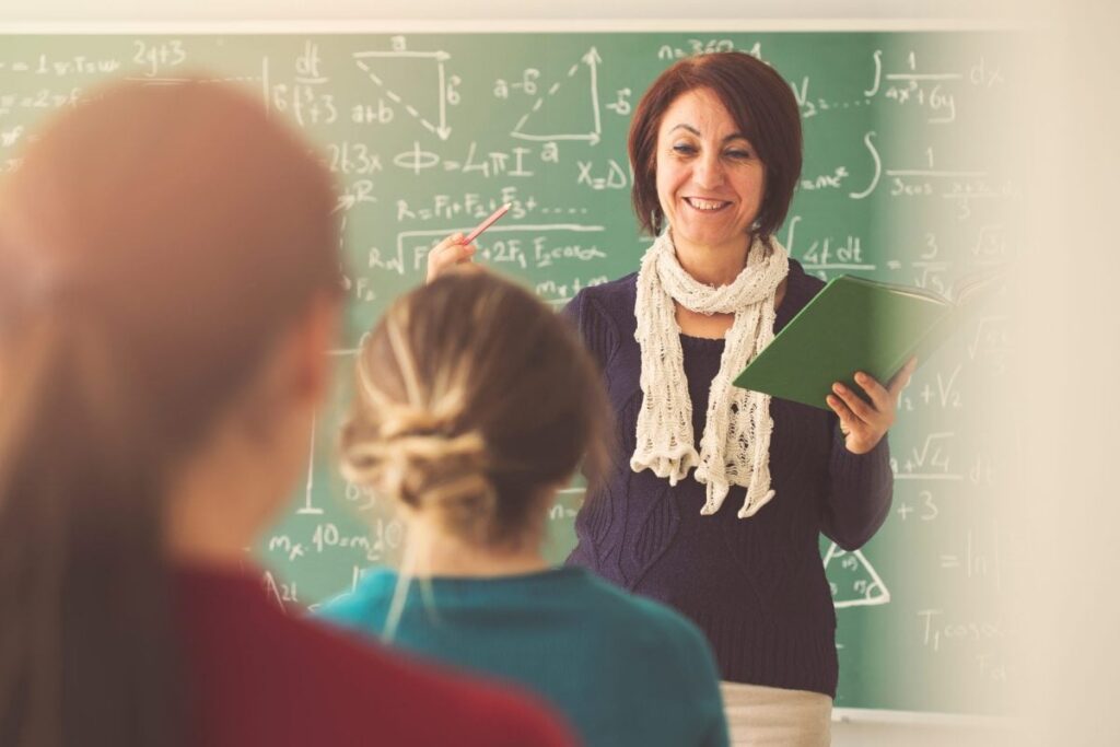 Profesoara de matematică care predă în fața clasei