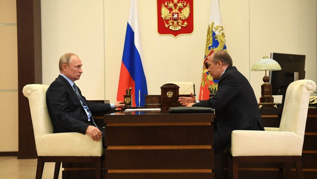 Vladimir Putin (stânga), surprins în timpul primirii raportului din partea șefului FSB, Aleksandr Bortnikov Foto: Profimedia