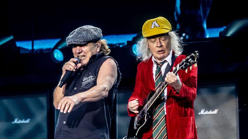 AC/DC pleacă în turneu! Membrii legendarei trupe au peste 70 de ani AC/DC pleacă în turneu! Membrii legendarei trupe au peste 70 de ani