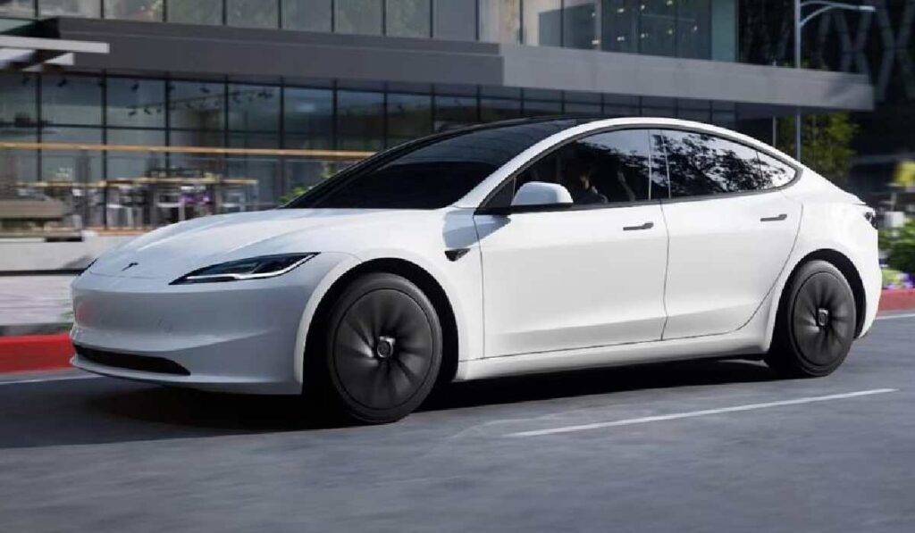 Când va lansa Tesla „cel mai ieftin model din toate timpurile” în Europa Tesla Model 3 Standard oprită pe stradă lângă o clădire.