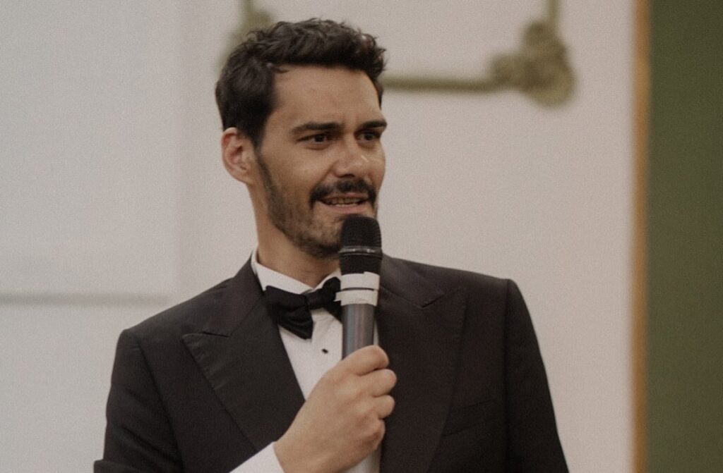 Cine e George Burcea, candidatul POT la Primăria Capitalei. E actor și a fost căsătorit cu cântăreața Andreea Bălan Cine e George Burcea, actorul care candidează la Primăria Capitalei din partea POT. A fost căsătorit cu Andreea Bălan