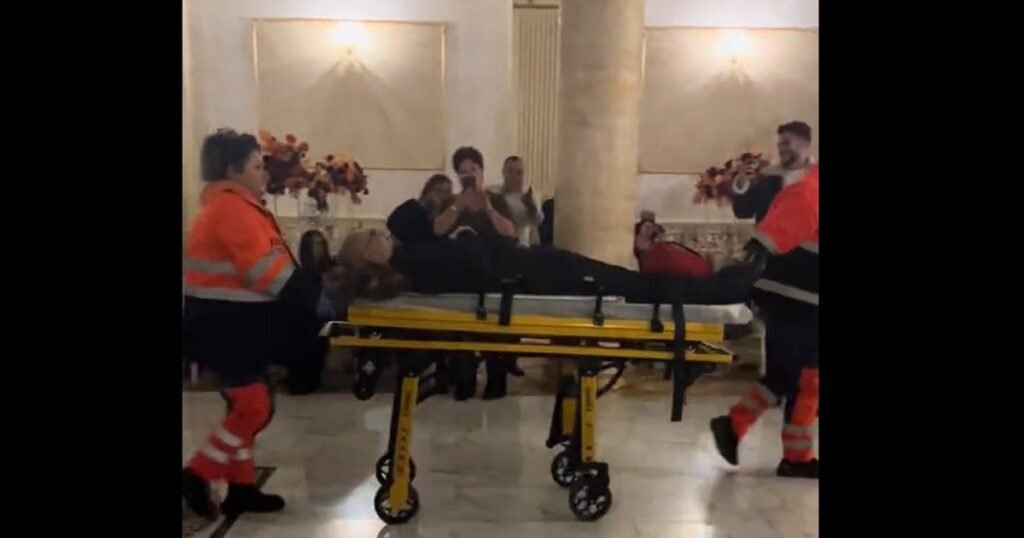 Filmare virală cu un nuntaș care a plecat pe targă de la petrecere: „Măcar a rămas cu banii în buzunar/ Dansul pinguinului e istorie!”