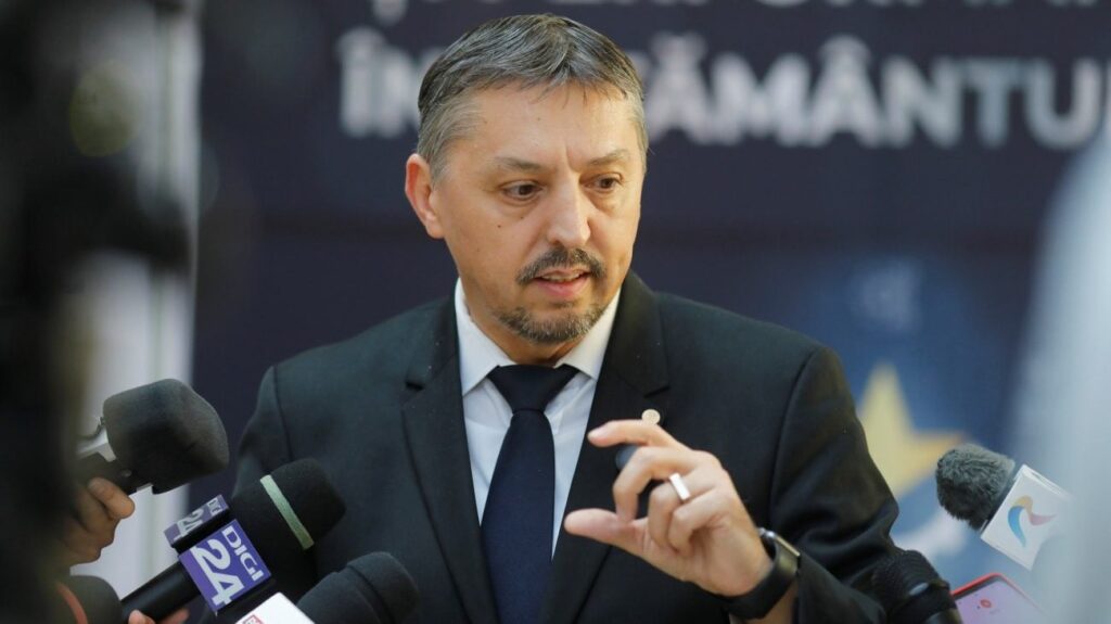 Ministrul Daniel David i-a cerut explicații omologului din Ucraina pentru închiderea mai multor licee în română Ministrul Educației, Daniel David, este nemulțumit că Ucraina închide licee cu predare în limba română