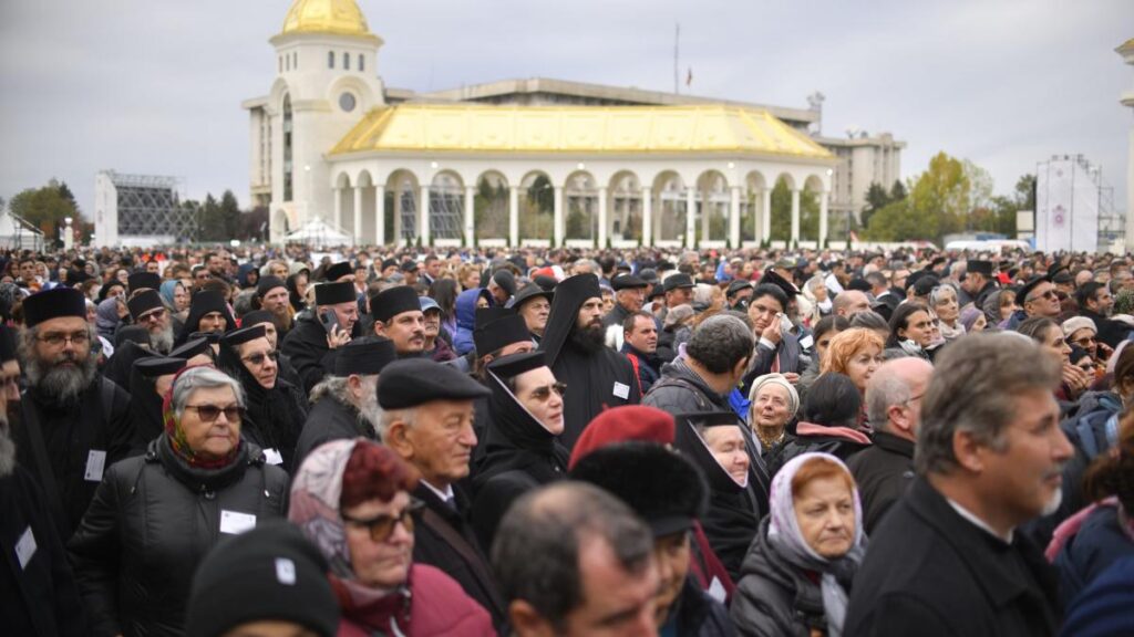 Peste 170.000 de pelerini au trecut prin Sfântul Altar la Catedrala Naţională Peste 170.000 de pelerini au trecut prin Sfântul Altar la Catedrala Naţională