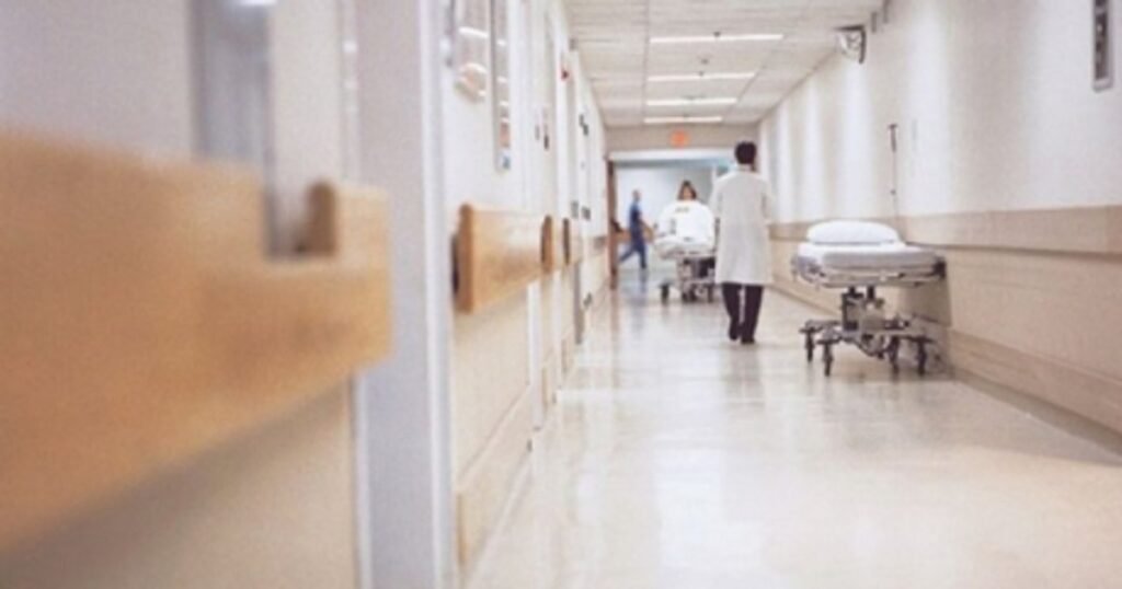 Studiu-șoc despre tinerii medici: 80% se tem să refuze gărzi neplătite, iar 70% nu văd un viitor în România