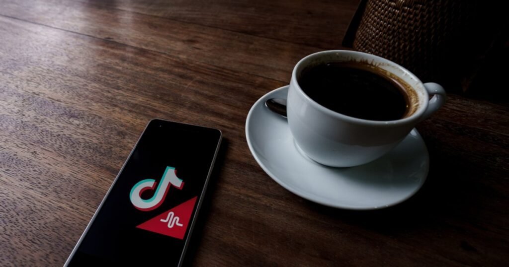 Utilizarea excesivă a platformelor TikTok și Instagram poate duce la degradarea creierului