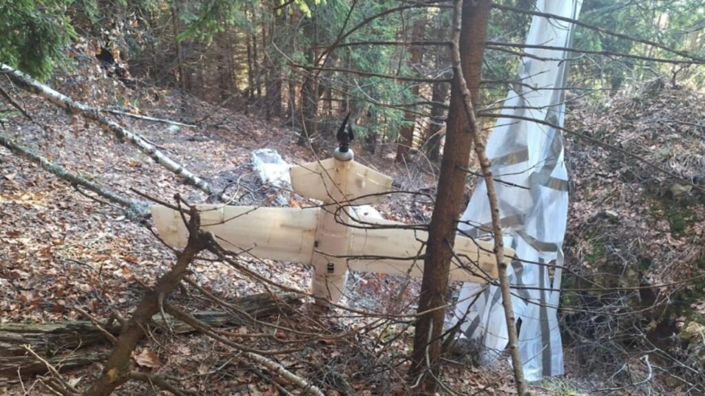 Dronă cu parașută găsită în Argeș.