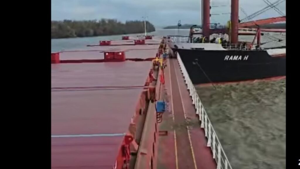 Ambarcațiunea lovită era încărcată cu grâu și se afla în stare de staționare/ancorată în momentul impactului.