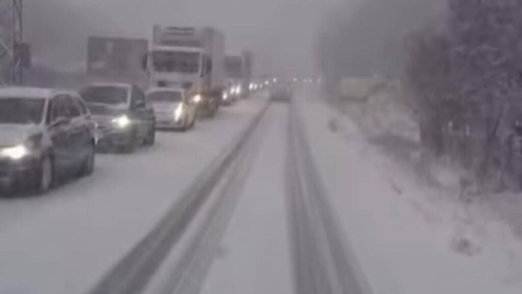 Coloane interminabile pe Valea Oltului. Ninsorile abundente și un TIR au paralizat DN7
