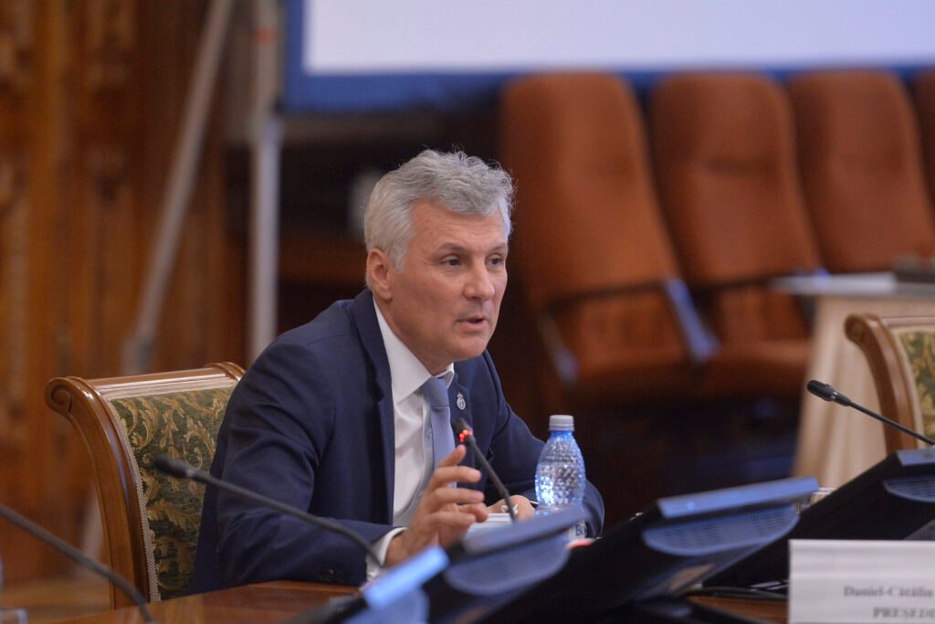 Diana Buzoianu este un Dorel obraznic, impertinent, care se agață de funcție și îi atacă pe cei care îi cer demisia