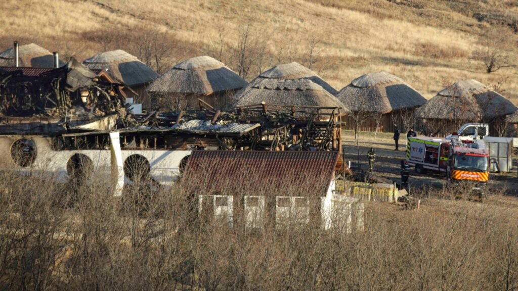 După doi ani de cercetări, dosarul incendiului de la Ferma Dacilor a fost trimis în instanță. Patronul, Cornel Dinicu, a fost trimis în judecată Ferma Dacilor a ars complet, în incendiu murind 8 oameni / Foto: Inquam Photos