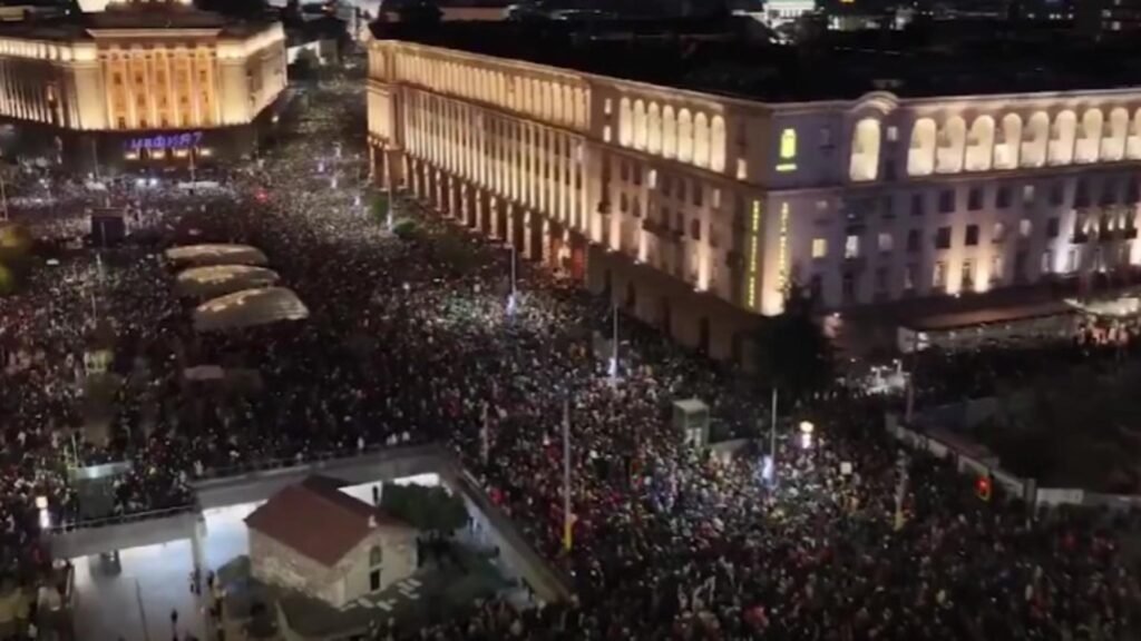 Zeci de mii de protestatari s-au adunat în centrul Sofiei (Profimedai)