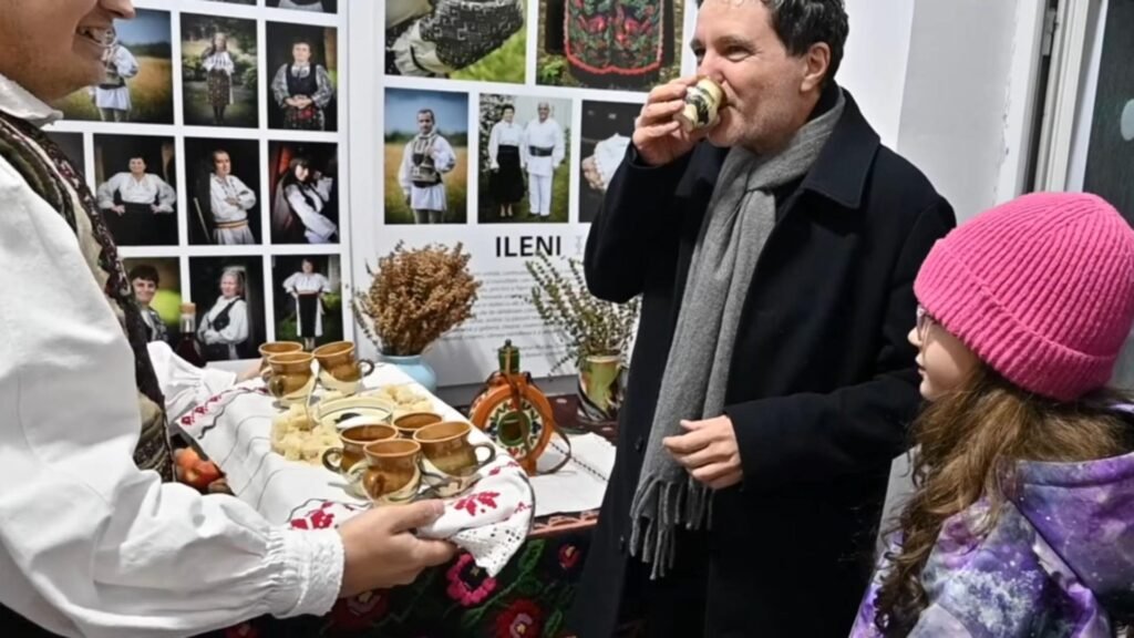 Nicușor Dan, vizită la muzeu în seara de Crăciun. Președintele a fost întâmpinat de colindători