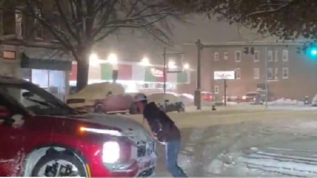 O furtună de zăpadă a lovit SUA. S-a declarat stare de urgență Vreme în SUA