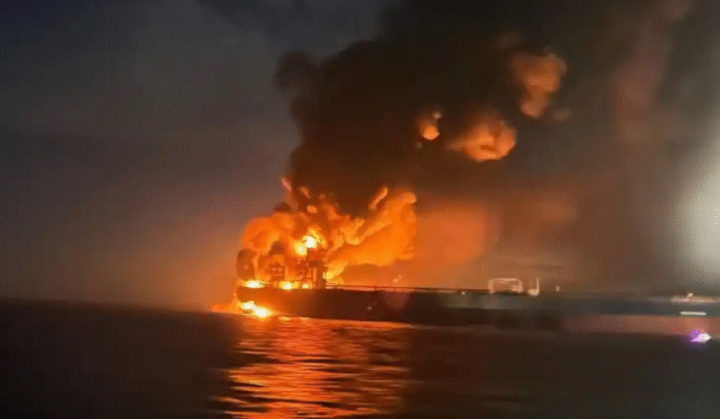 Petrolierul Midvolga 2, în flăcări