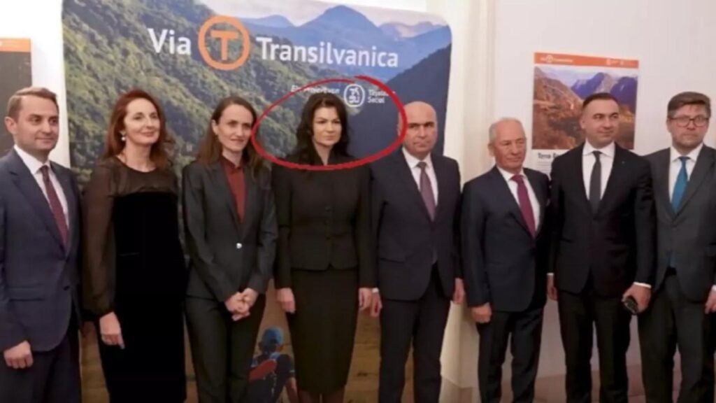 Partenera lui Ilie Bolojan, prezentă lângă el la Viena, a devenit „soție”. Cel puțin așa spune purtătoarea de cuvânt Ioana Dogioiu Partenera lui Ilie Bolojan, prezentă lângă el la Viena, a devenit „soție”