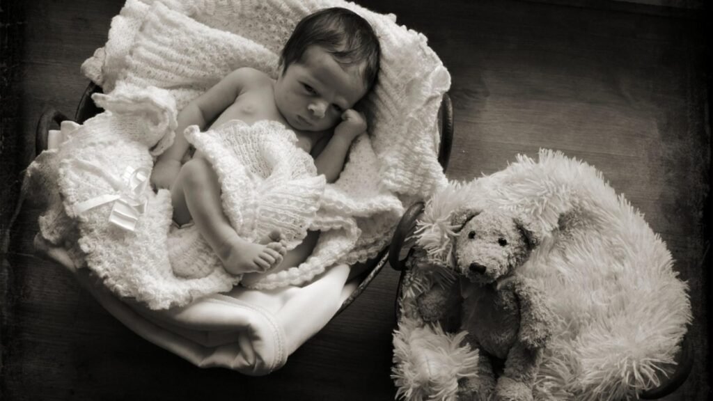 Primul copil născut, într-un sat, după 30 de ani. Bebelușul a devenit vedetă locală Bebeluș