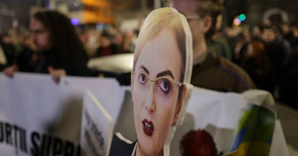 Sute de oameni protestează în fața sediului CSM și cer demisia Liei Savonea, președinta Curții Supreme