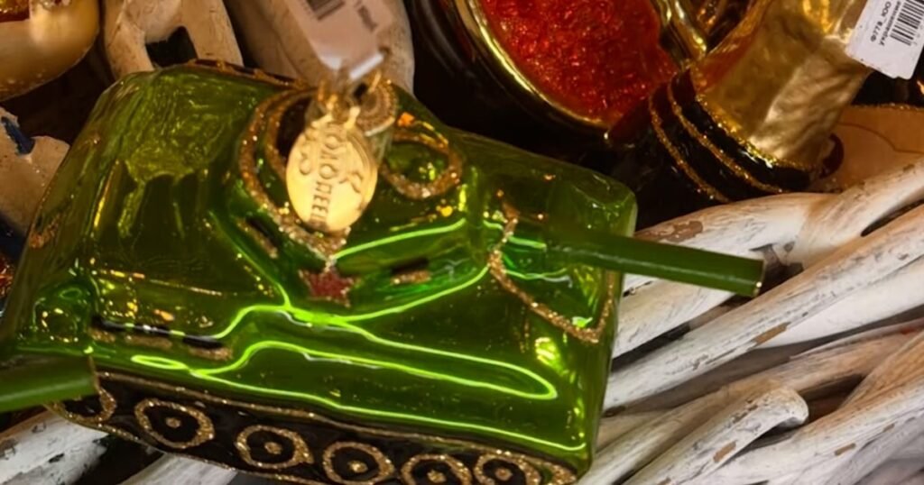 Tancuri în pomul de Crăciun. Jucăriile de brad pe tema războiului sunt în trend la Moscova