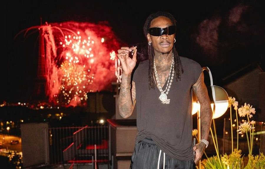 Wiz Khalifa, condamnat la 9 luni de închisoare cu executare în România după ce a fumat cannabis la “Beach, Please!”. Rapperul va fi dat în urmărire internațională Wiz Khalifa, condamnat la 9 luni de închisoare cu executare în România după ce a fumat cannabis la "Beach, Please!". Rapperul va fi dat în urmărire internațională
