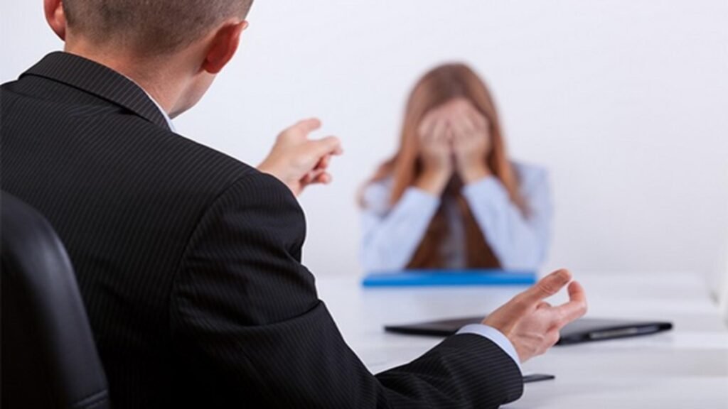 O femeie a fost concediată pentru că ajungea la muncă cu 40 de minute mai devreme (foto: arhivă)