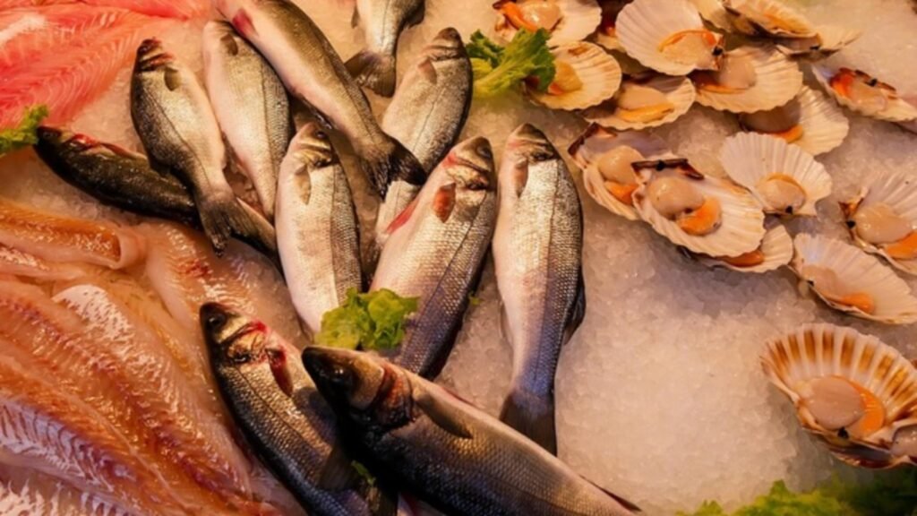 Noroc cu porția: peștele de Revelion a devenit un lux. Românii cumpără tot mai puțin