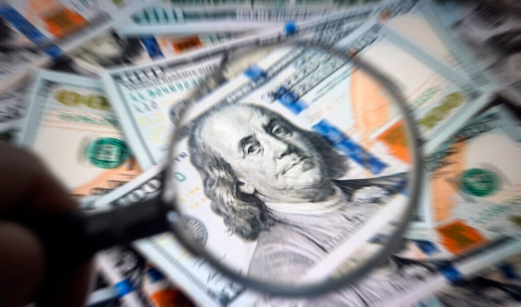 Dolarul, în scădere în raport cu leul. Fost ministru de Finanțe: Nu s-a apreciat leul